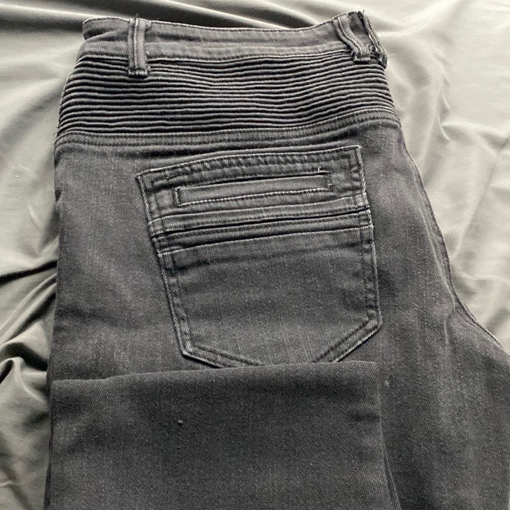 Color-black condition-faded style-straight